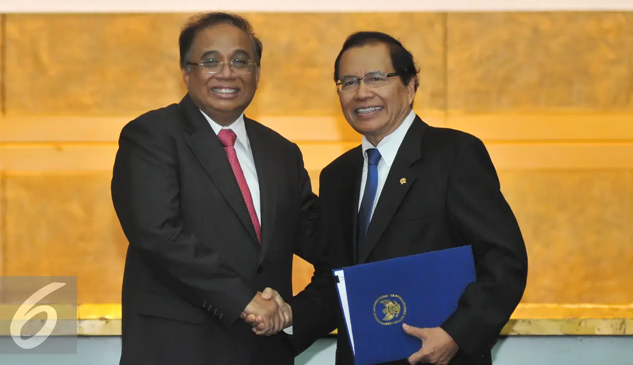 Rizal Ramli (kanan) berjabat tangan Indroyono Soesilo usai penandatangan sertijab menteri di gedung BPPT, Jakarta, Kamis (13/8/15). Rizal resmi menggantikan Indroyono Soesilo sebagai Menko Kemaritiman. (Liputan6.com/Herman Zakharia)