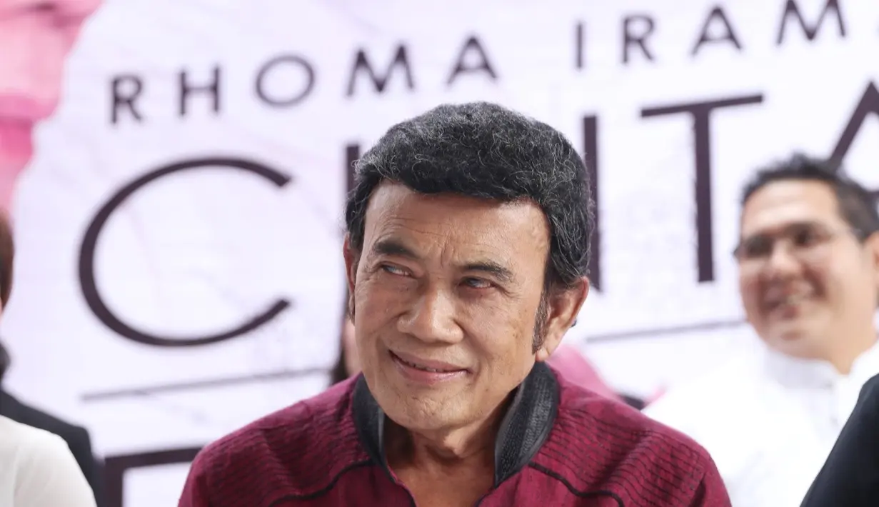 "Ya dia (Elvy) berusaha sabar, harus kuat, memang ini jaman now, ini jaman edan ya. Dhawiya sendiri kenal, ya insya Allah anak baik-baik lah anak Elvy tuh saya kenal semua baik-baik," kata Rhoma Irama. (Nurwahyunan/Bintang.com)