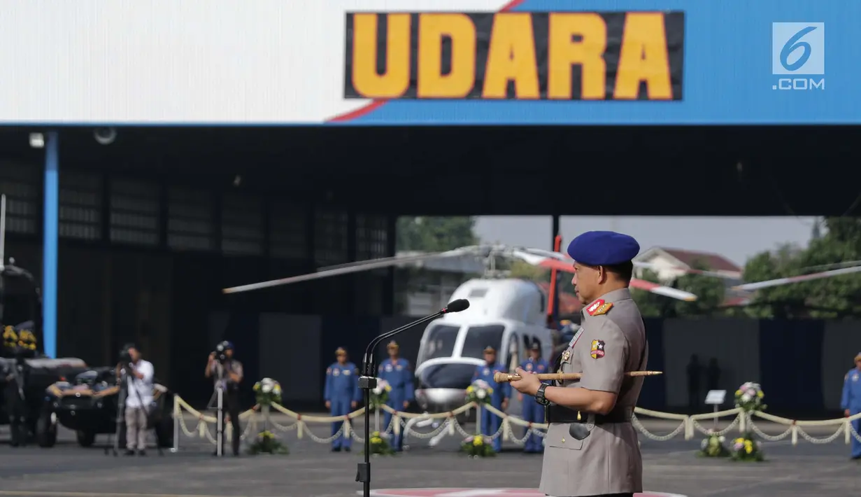 Kapolri Jenderal Tito Karnavian menjadi Inspektur Upacara dalam peringatan HUT ke-67 Polairud di Lapangan Udara Pondok Cabe, Tangsel, Selasa (25/12). Selain pejabat Polri, anggota Bhayangkara juga hadir dalam upacara ini. (Liputan6.com/Faizal Fanani)