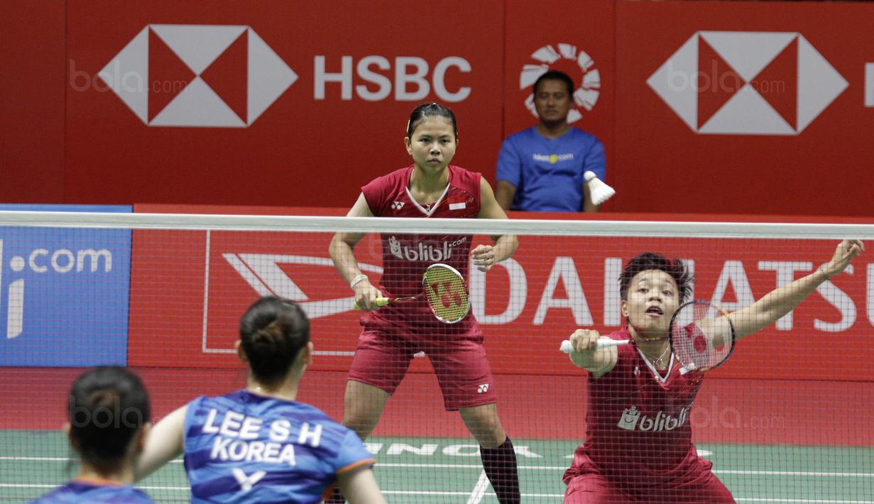 Ganda putri Indonesia, Greysia Polii/Apriyani Rahayu, saat melawan wakil Korsel, Lee So-hee/Shin Seung-chan pada laga Indonesia Masters 2018 di Istora Senayan, Sabtu (27/1/2018). Greysia/Apriyani menang 21-11, 17-21, 21-17. (Bola.com/M Iqbal Ichsan)