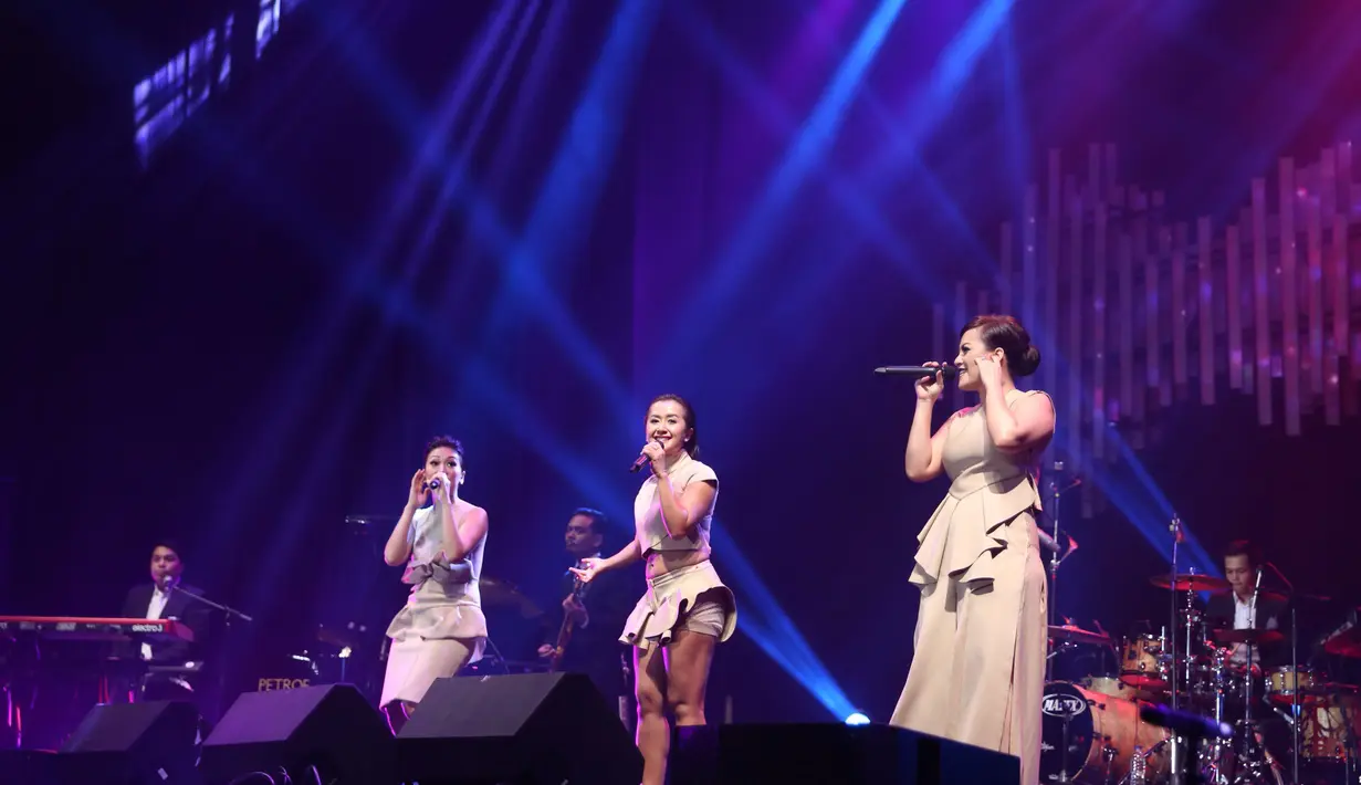 "Gimana, keren nggak. Kita bawakan, beberapa lagu secara medley. Tadi kita bawain penyanyi cowok, sekarang kita nyanyikan lagu sendiri," ucap Widy di atas panggung Tebs Hall. (Andy Masela/Bintang.com)