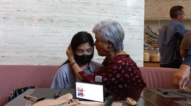 Kekasih Brigadir Nofryansyah Yosua Hutabarat atau Brigadir J, Vera Simajuntak, menangis usai konferensi pers di kawasan Jakarta Barat, Kamis (29/9/2022)