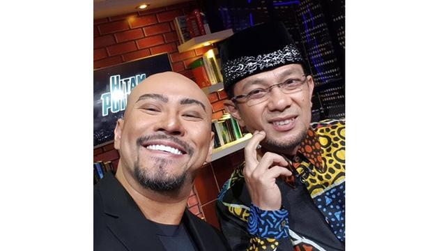 Mengaku dalam Perjalanan Mualaf, Ini 5 Potret Deddy Corbuzier Bareng Ustaz