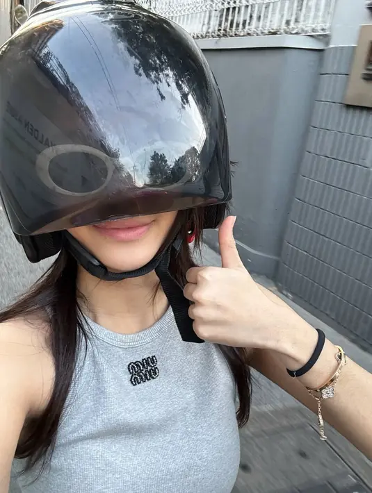 Tanpa ragu, Azizah Salsha kenakan tanktop mahalnya untuk naik motor dengan helm dan sunglasses [@azizahsalsha_]