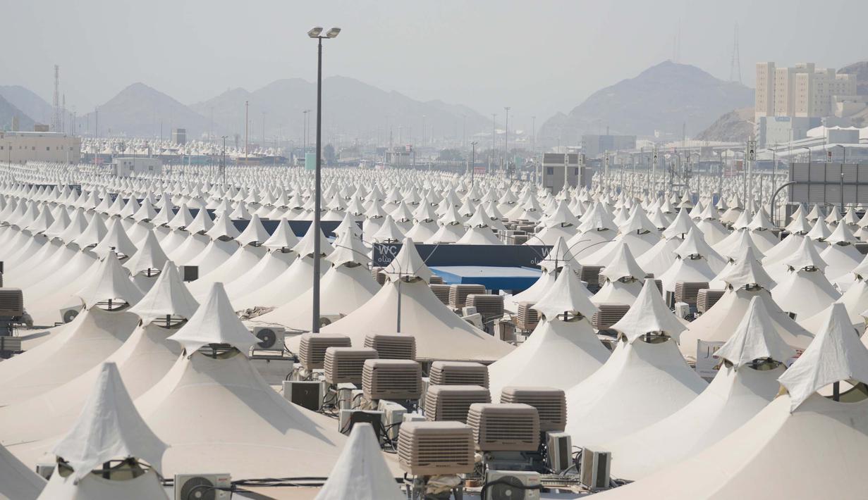 Jemaah akan menghabiskan Hari Tarwiyah dengan berdoa di tenda-tenda mereka sebagai persiapan untuk wukuf di Arafah pada hari Sabtu, 9 Dzulhijjah 1445 H. (AP Photo/Rafiq Maqbool)