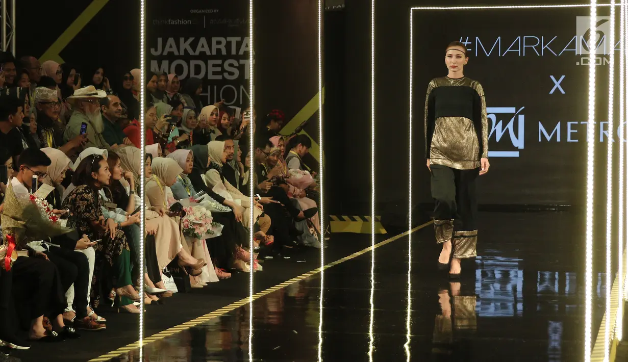 Model membawakan busana rancangan Markamarie saat Jakarta Modest Fashion Week di Gandaria City, Jakarta, Minggu (29/7). (Liputan6.com/Herman Zakharia)