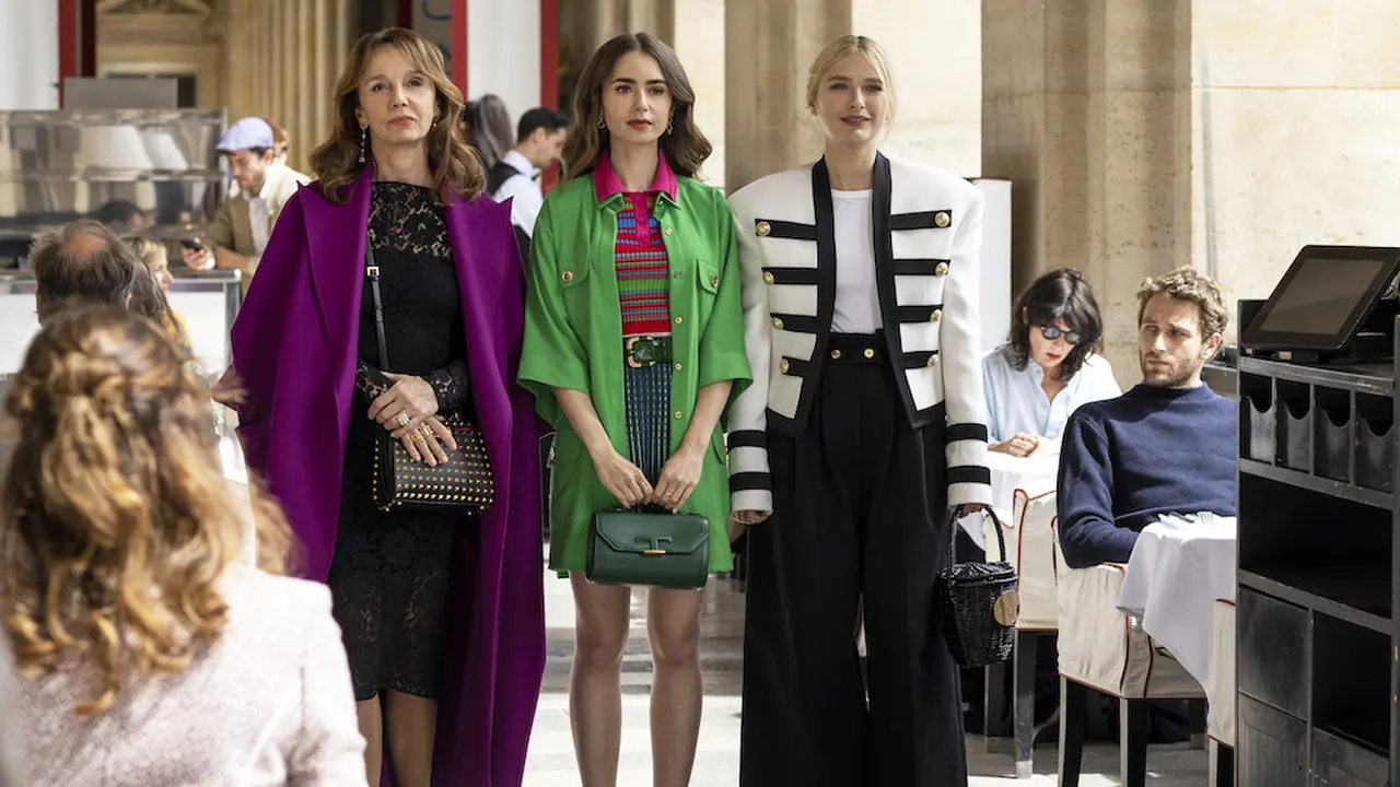 Lebih Berwarna, Happy Clothes Jadi Konsep Outfit Emily in Paris Season 2