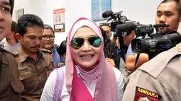 Mengenakan jilbab pink, Eddies Adelia terlihat menebar senyum saat tiba di Pengadilan Negeri Jakarta Selatan, Rabu (12/11/2014). (Liputan6.com/Panji Diksana)