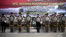 Sejumlah anggota kepolisian mengikuti apel kesiapan pengamanan menjelang pelantikan presiden dan wakil presiden di Lapangan Ditlantas Polda Metro Jaya, Jakarta, Kamis (16/10/2014) (Liputan6.com/Faizal Fanani)
