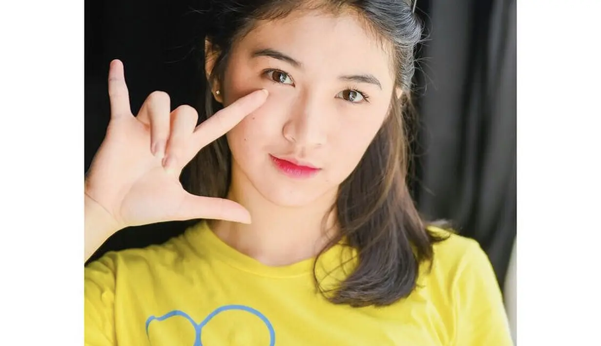 Shani pun tampil dengan t shirt kebanggan JKT48 warna kuning. @jkt48shani