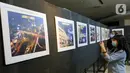 Pengunjung melihat pameran foto di Plaza Semanggi, Jakarta, Senin (15/03/2021). Pameran 50 karya foto dalam rangka memeriahkan anniversary The Plaza Semanggi yang ke 17 mengusung tema Mengenang Kejayaan Plangi Menuju Kebangkitan di Masa Pandemi. (Liputan6.com/Fery Pradolo)