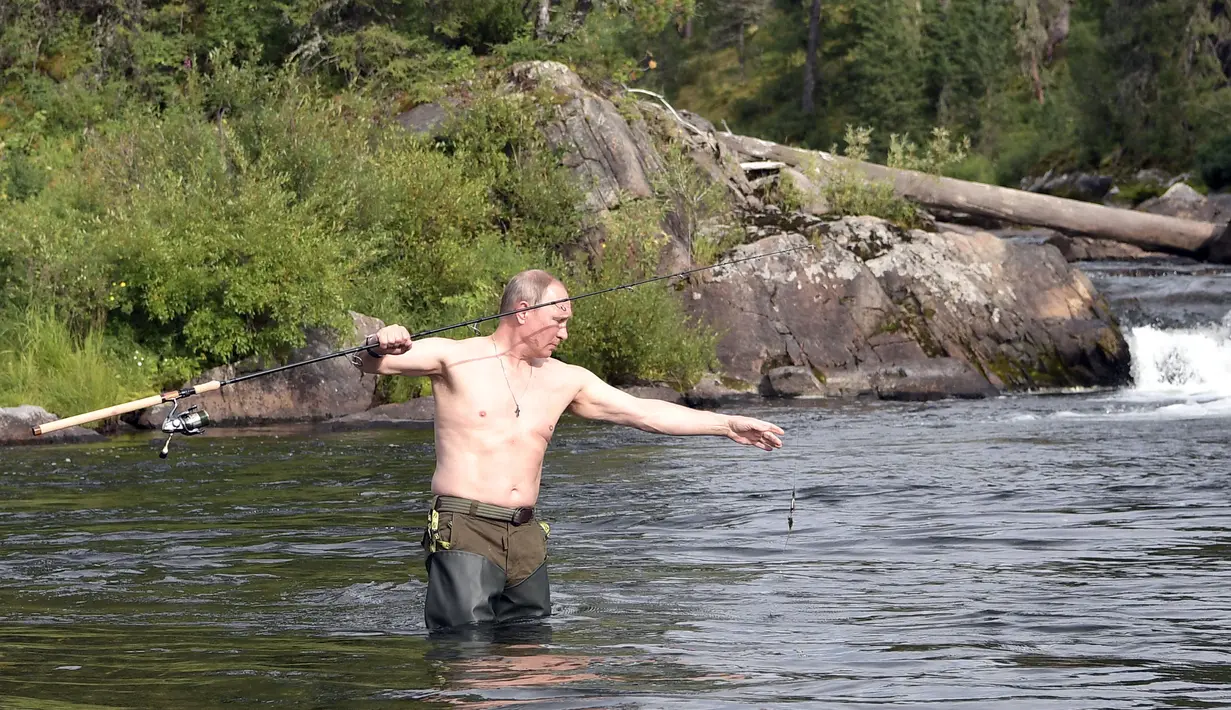 Presiden Rusia Vladimir Putin bersiap memancing ikan selama liburan mini di kawasan Siberia Tyva. Foto dirilis oleh biro pers Kremlin, pada 5 Agustus 2017. (Alexei Nikolsky / Sputnik, Foto Kolam Kremlin via AP)