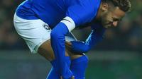 Penyerang timnas Brasil dan PSG, Neymar Jr menahan sakit saat laga uji coba melawan Kamerun di Stadion MK, Buckinghamshire, Rabu (21/11). Neymar mengalami cedera sesaat setelah melepas sepakan jarak jauh yang masih melambung. (Mike Egerton, PA via AP)