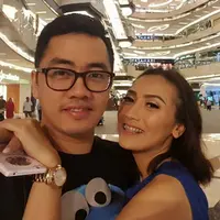 Pemeran Memed dalam film Ada Apa Dengan Cinta, Dennis Adhiswara membagikan kabar bahagia. Ia mengabarkan telah menikah lagi dengan Fauzia Vina Soraya alias Vina. Kabar bahagia itu dibagikan Dennis melalui media sosial. (Instagram/ vinachan00)