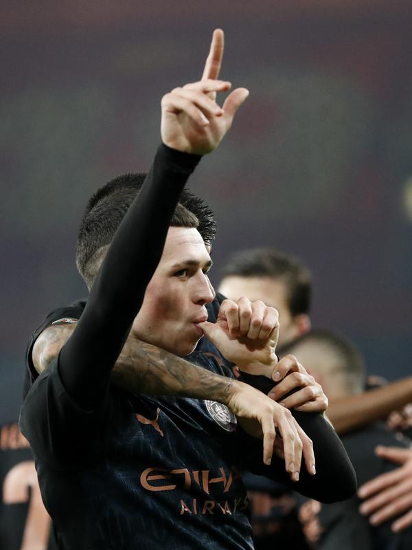 Gelandang Manchester City, Phil Foden berselebrasi setelah mencetak gol ke gawang Arsenal pada laga perempatfinal Piala Liga Inggris di Emirates Stadium, Rabu (23/12/2020) dini hari WIB. Man City melenggang ke semifinal Piala Liga Inggris lewat kemenangan 4-1 atas Arsenal. (AP Photo/Frank Augstein)