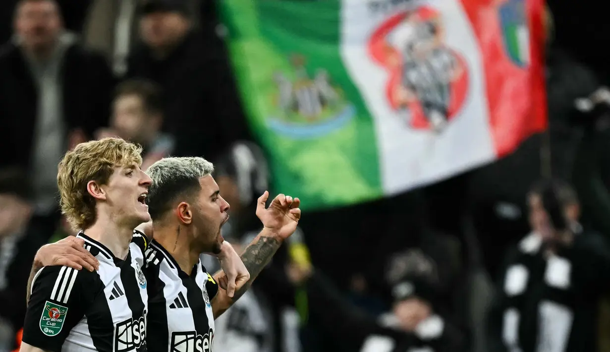 Pemain Newcastle, Anthony Gordon merayakan gol bersama Bruno Guimaraes dalam laga leg kedua Carabao Cup 2024/2025 melawan Arsenal di St James Park, Newcastle, Inggris, Kamis (06/02/2025). (AFP/Paul Ellis)