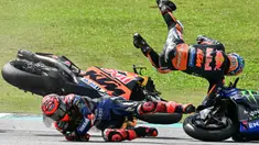 Pembalap KTM, Jack Miller (kanan) terlempar ke udara saat terjatuh bersama pembalap Yamaha, Fabio Quartararo dalam ajang balap MotoGP Malaysia 2024 yang berlangsung di Sirkut Sepang, Malaysia, Selasa (05/11/2024). (AFP/Mohd Rasfan)