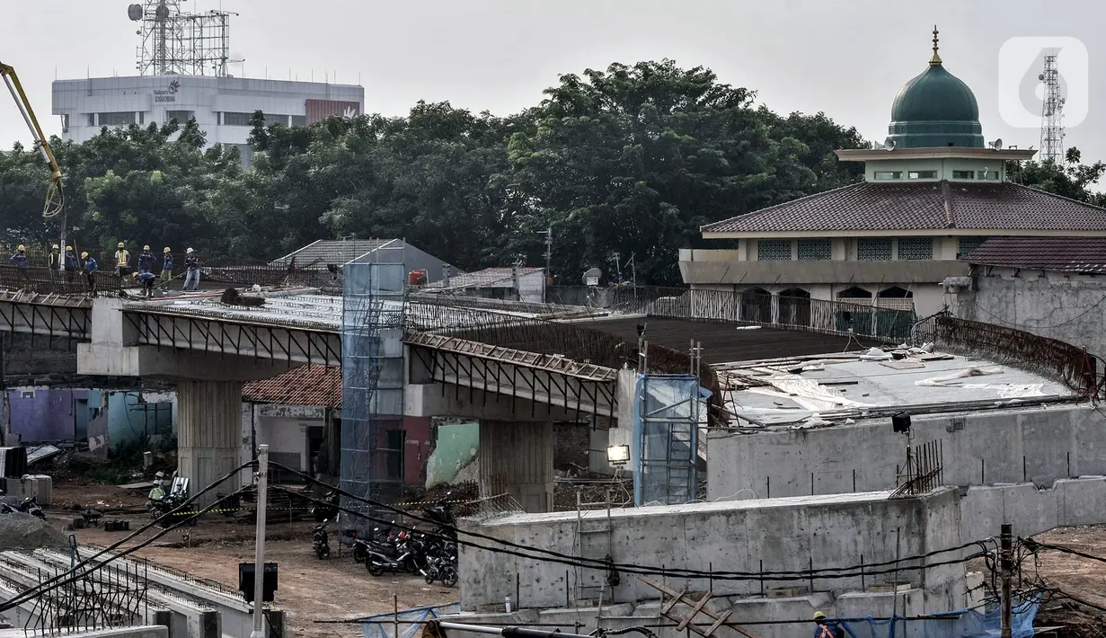 Aktivitas pekerja saat menyelesaikan proyek pembangunan Tol Becakayu seksi 1A di kawasan Pasar Gembrong, Jakarta, Selasa (14/7/2020). Proyek pembangunan Tol Becakayu seksi 1A rute Kampung Melayu-Cipinang Muara sepanjang 3,5 kilometer tersebut molor dari target. (merdeka.com/Iqbal S. Nugroho)