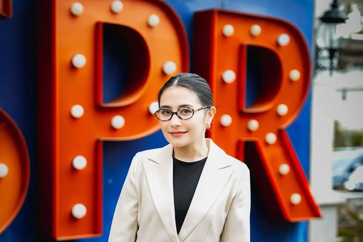 Gaya Mengajar Prilly Latuconsina yang Anggun dan Profesional (Instagram/@prillylatuconsina96)
