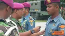 Citizen6, Karangpilang: Sekitar 15 personel Prajurit Yonprov-1 Mar diresmikan kenaikan pangkatnya oleh Danyonprov-1 Mar Letkol Marinir Eko wahyudi di lapangan apel Yonprov-1 Mar Train Sutedi Senaputra Karangpilang, Selasa (17/4). (Pengirim: Budi Abdillah)
