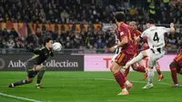 Federico Gatti dari Juventus mencetak gol selama pertandingan Serie A antara AS Roma dan Juventus FC, di Roma, Italia, Senin (2-3-2026) dini hari WIB. (Fabrizio Corradetti/LaPresse via AP)