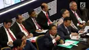 Menko Perekonomian Darmin Nasution bersama sejumlah menteri memberi keterangan pers RAPBN 2019 di Media Center Asian Games, JCC Jakarta, Kamis (16/8). Pada konpers tersebut nilai Rupiah dipatok Rp 14.400/US dalam RAPBN 2019. (Liputan6.com/Fery Pradolo)
