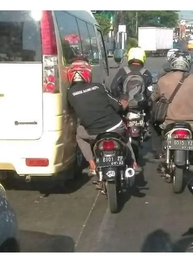 6 Kelakuan Santai Bapak-Bapak saat di Jalan Ini Bikin Ngelus Dada