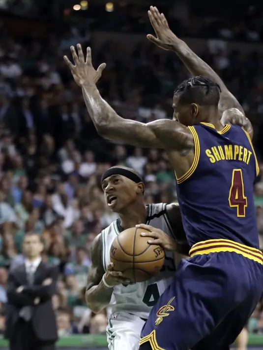 Aksi pemain Celtics, Isaiah Thomas (kiri) saat mencoba melewati adangan pemain Cleveland, Iman Shumpert pada NBA basketball Eastern Conference final Wilayah Timur di TD Garden, Boston (19/5/2017). Cavs menang 130-86. (AP/Elise Amendola)