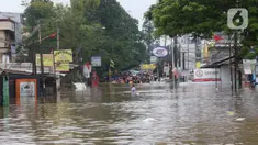 Suasana banjir di jalan Raya KH Hasyim Ashari, Ciledug ,Tangerang, Rabu (1/1/2020). Banjir setinggi dada orang dewasa membuat jalur penghubung Tangerang ke Jakarta tersebut terputus tidak dapat dilintasi. (Liputan6.com/Angga Yuniar)