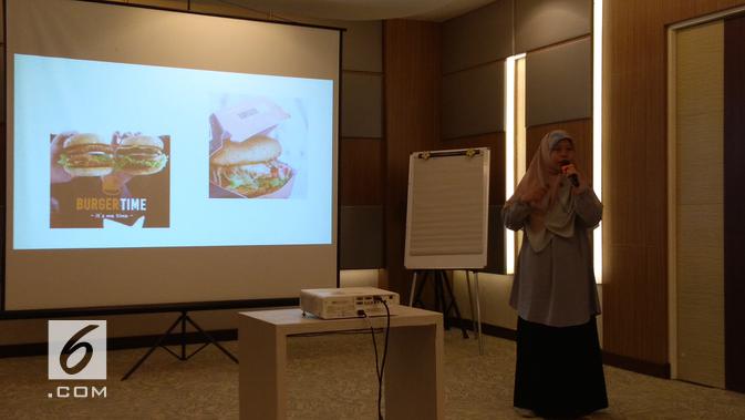 Dwi Maharani dari Burger Time Plaju memberi presentasi di depan tim Google. Dok: Tommy Kurnia/