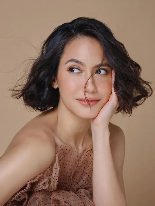 <p>Pevita Pearce baru saja mengunggah beberapa potret terbarunya. Memperlihat foto close upnya yang memesona. Foto: Instagram.</p>