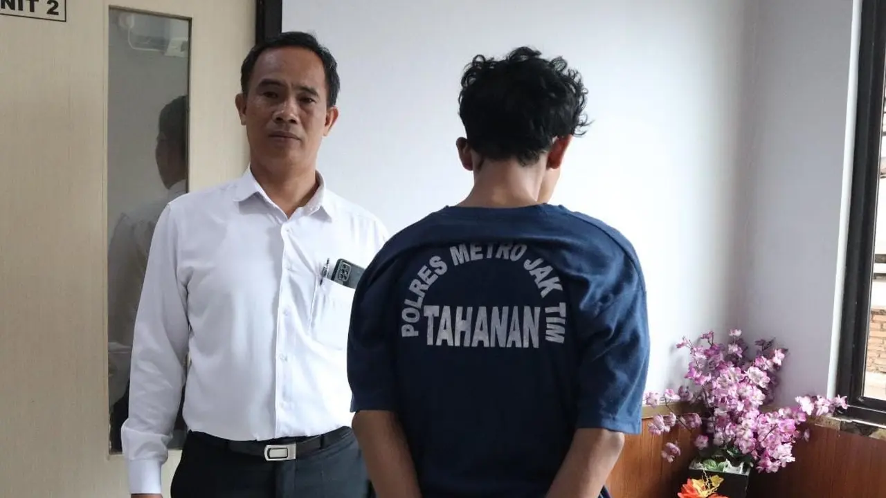 Pria berinisial RA (29), tersangka kasus penganiayaan terhadap balita inisial H (3) di Batu Ampar, Condet, Jakarta Timur. (Merdeka.com/Reporter: Bachtiarudin Alam)