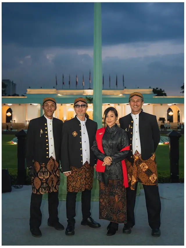 5 Potret Artis di Upacara Penurunan Bendera HUT ke-80 RI di Istana Merdeka