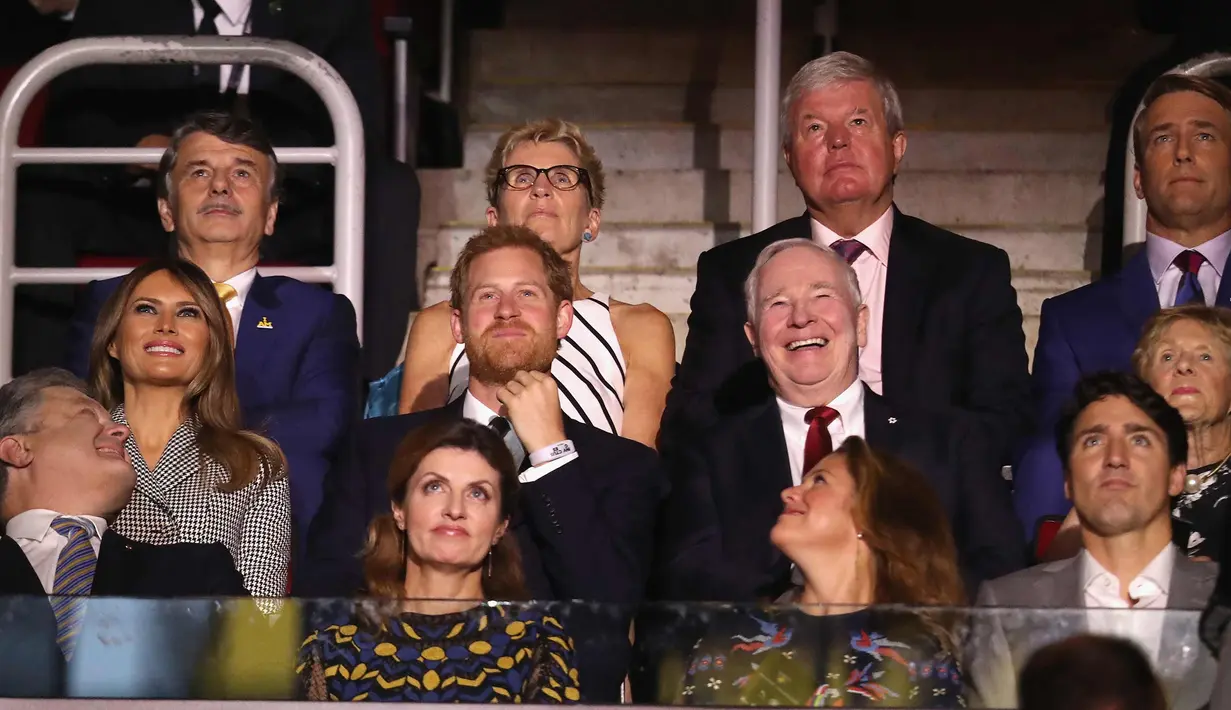 Pangeran Harry bersama Ibu Negara AS, Melania Trump saat menghadiri upacara pembukaan Invictus Games 2017 di Air Canada Centre, Toronto, Kanada (23/9). Invictus Games merupakan olahraga Internasional untuk petugas yang terluka (AFP Photo/Chris Jackson)