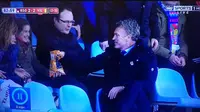 David Moyes Cicipi Snack dari Fans