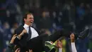 Para pemain Juventus merayakan gelar Scudetto bersama pelatih Massimiliano Allegri. (AFP PHOTO / MARCO BERTORELLO)