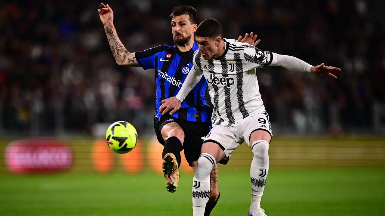 Foto: Gol Telat Lukaku dan Drama 3 Kartu Merah Jadi Bumbu Leg Pertama Semifinal Coppa Italia Juventus Kontra Inter Milan