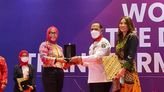 Sri Safitri menerima penghargaan Women in Cyber Security Leader 2022 dari BSSN dan IWCS