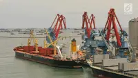 Aktifitas kapal ekspor inpor di pelabuhan Tanjung Priok, Jakarta, Jumat (26/5). Badan Pusat Statistik (BPS) mencatat neraca perdagangan Indonesia mengalami surplus 1,24 miliar . (Liputan6.com/Angga Yuniar)