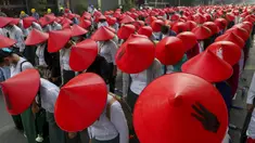 Guru sekolah antikudeta mengenakan seragam dan topi tradisional Myanmar saat berpartisipasi dalam demonstrasi di Mandalay, Myanmar, Rabu (3/3/2021). Demonstran di Myanmar turun ke jalan lagi pada hari Rabu untuk memprotes perebutan kekuasaan bulan lalu oleh militer. (AP Photo)