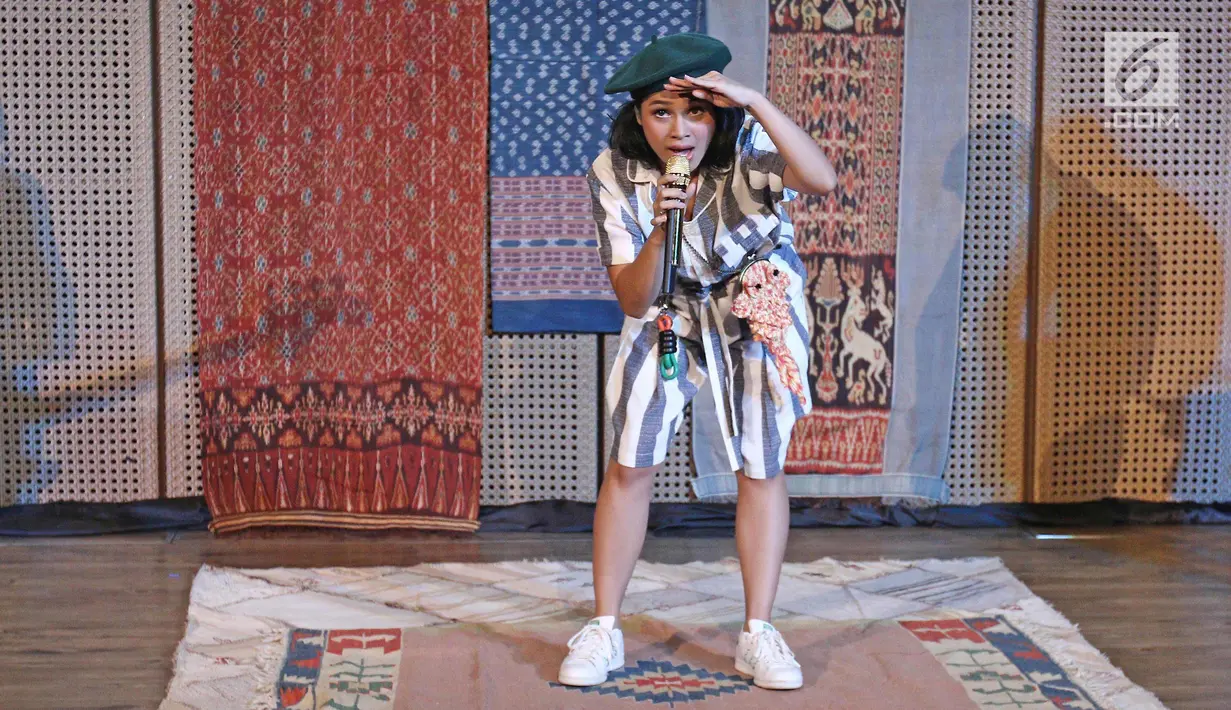 Gaya Andien saat launching album terbarunya yang bertajuk Metamorfosa di kawasan Thamrin, Jakarta, Rabu (4/10). Album terbaru andien yang bertajuk Metamorfosa mengambarkan rangkaian perubahan kehidupannya. (Liputan6.com/Herman Zakharia)
