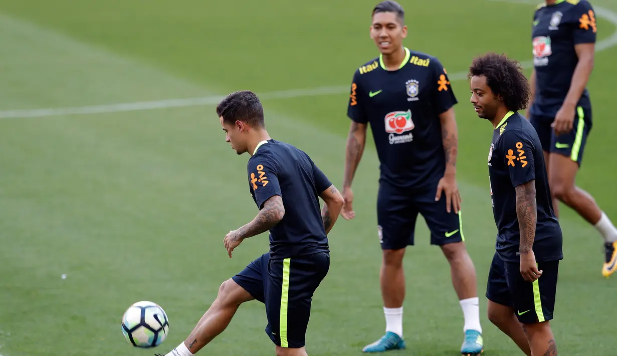 Gelandang Brasil Philippe Coutinho (kiri) bersama Roberto Firmino dan Marcelo saat mengikuti sesi latihan di Porto Alegre, Brasil, (29/8). (AP Photo / Andre Penner)
