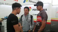 Pebalap Manor Racing asal Indonesia, Rio Haryanto, memberikan semangat kepada pebalap GP2 Indonesia, Philo Paz Armand (kiri) dan Sean Gelael di paddock Pertamina Campos Racing di Sirkuit Catalunya, Spanyol, Sabtu (14/5/2016). (Bola.com/Reza Khomaini)