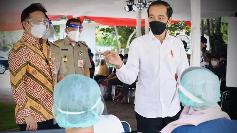 Presiden Joko Widodo (Jokowi) dan Menteri Kesehatan Budi Gunadi Sadikin