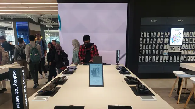 Display Smartphone di Samsung Store Erajaya Digital Center