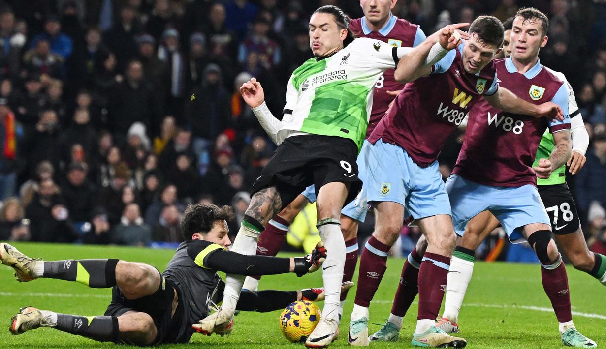 Pemain Liverpool, Darwin Nunez, saat melawan Burnley pada laga pekan ke-19 Premier League 2023/2024 di Stadion Turf Moor, Rabu (27/12/2023). Liverpool menang dua gol tanpa balas. (AFP/Paul Ellis)