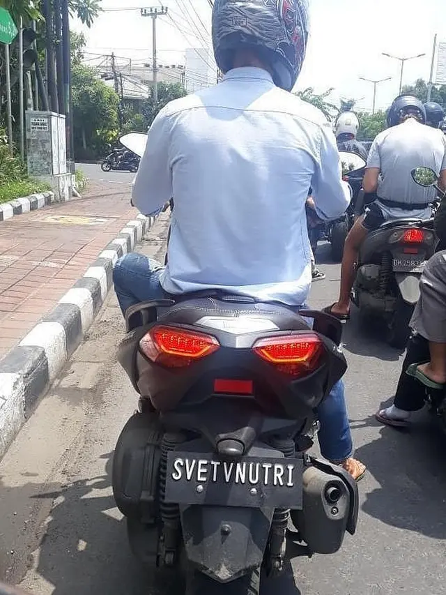 3. Motornya sih kelihatannya mahal, tapi kok ya pakai pelat nomor seperti itu sih