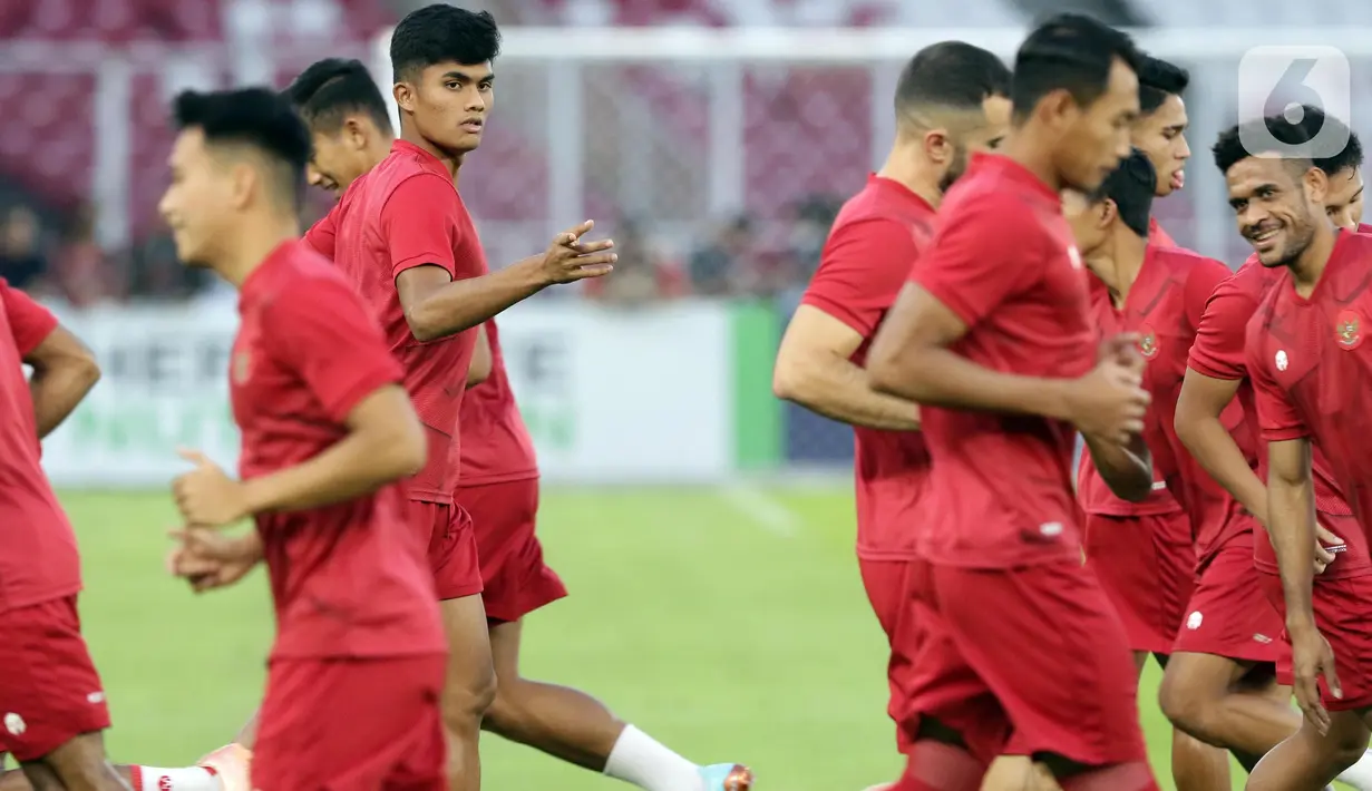 Pemain timnas Indonesia saat menjalani sesi latihan resmi jelang laga kandang semifinal Piala AFF 2022 melawan Vietnam di Stadion Utama Gelora Bung Karno, Jakarta, Kamis (5/1/2023). Sebagai runner-up Grup A, timnas Indonesia akan berlaga melawan juara grup B, Vietnam di semifinal Piala AFF 2022. (Liputan6.com/Helmi Fithriansyah)