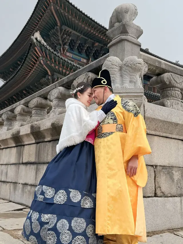 Potret Jennifer Dunn dan Keluarga Pakai Hanbok saat Nikmati Momen di Istana Gyeongbok (credit: instagram/jeje_haris89)