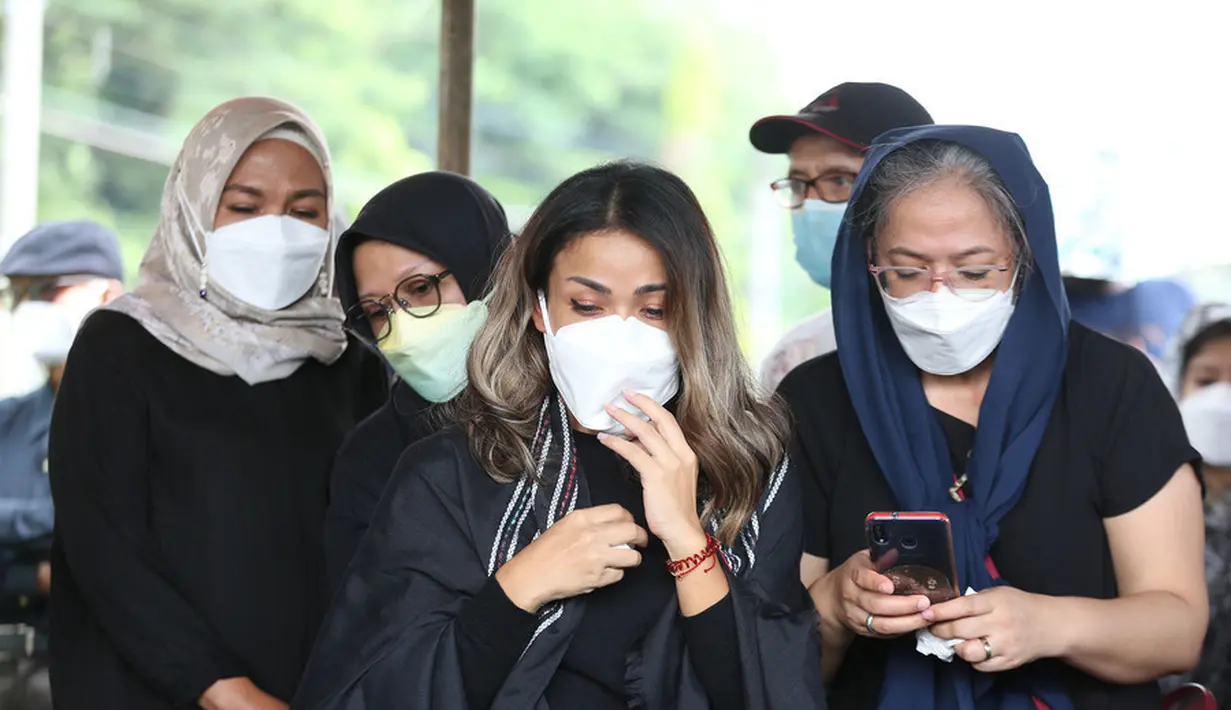 Pemakaman Ayah Nirina Zubir (Budy Santoso/Kapanlagi.com)